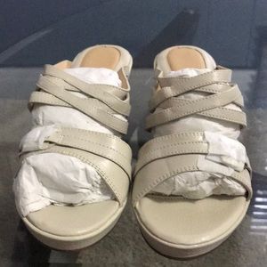 Pebble grain comfort wedge